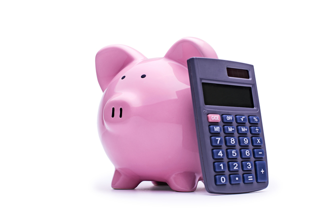 ピンクの豚の貯金箱と電卓