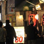 雰囲気のある夜の立ち飲み屋